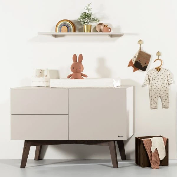 Kidsmill Sixties Babykamer Oatmeal / Walnoot | Bed 60 X 120 Cm + Commode 3 Kidsmill Sixties Babykamer Oatmeal / Walnoot | Bed 60 X 120 Cm + Commode - Afbeelding 3