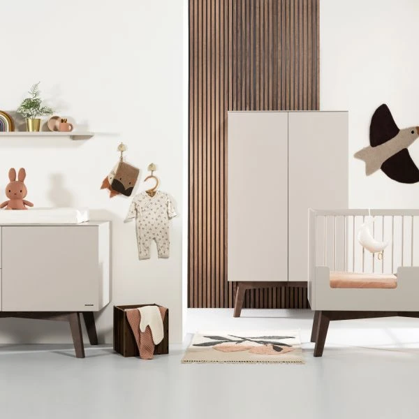 Kidsmill Sixties Babykamer Oatmeal / Walnoot | Bed 60 X 120 Cm + Commode 1 Kidsmill Sixties Babykamer Oatmeal / Walnoot | Bed 60 X 120 Cm + Commode