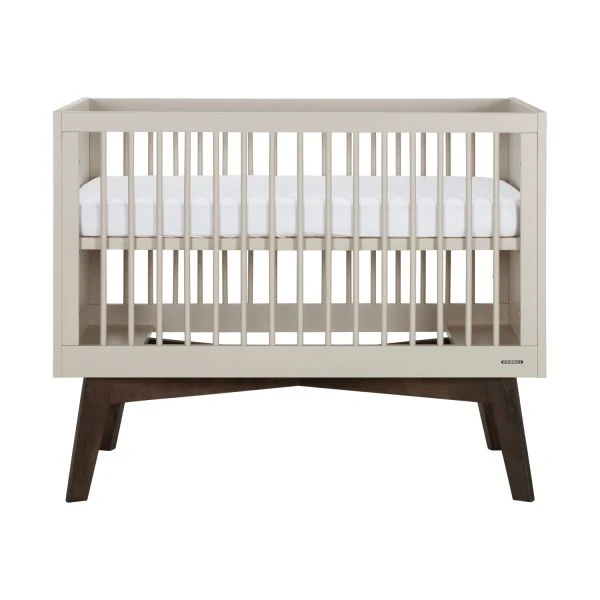 Kidsmill Sixties Babybed Oatmeal / Walnoot 60 X 120 Cm 1 Kidsmill Sixties Babybed Oatmeal / Walnoot 60 X 120 Cm