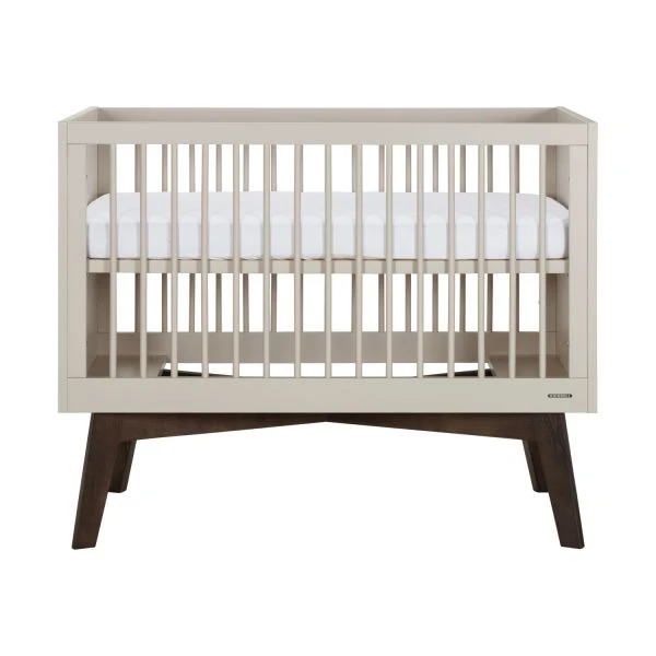 Kidsmill Sixties Babykamer Oatmeal / Walnoot | Bed 60 X 120 Cm + Commode 4 Kidsmill Sixties Babykamer Oatmeal / Walnoot | Bed 60 X 120 Cm + Commode - Afbeelding 4