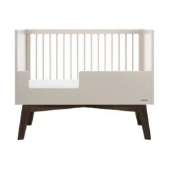Kidsmill Sixties Babybed Oatmeal / Walnoot 60 X 120 Cm 6 Kidsmill Sixties Babybed Oatmeal / Walnoot 60 X 120 Cm -Babyproductenwinkel Sixties oatmeal ledikant 60x120 juniorzijde 1 ed84