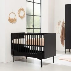 Kidsmill Boutique Babybed Zwart Mat 60 X 120 Cm -Babyproductenwinkel boutique zwarte poot detail ledikant sfeer ed6a