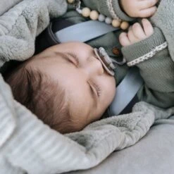 Koeka Vik Teddy Voetenzak Shadow Green -Babyproductenwinkel koeka vik teddy voetenzak shadow green 2 f136