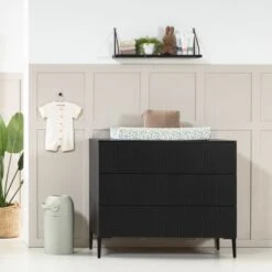 Kidsmill Levi Commode Zwart Eiken -Babyproductenwinkel levi zwart rechte poot commode sfeer 2 1 9d37