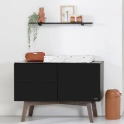 Kidsmill Sixties Commode Zwart Mat / Walnoot -Babyproductenwinkel sixties zwart donker noten sfeer zonder bladvergroter 3 4 24b3